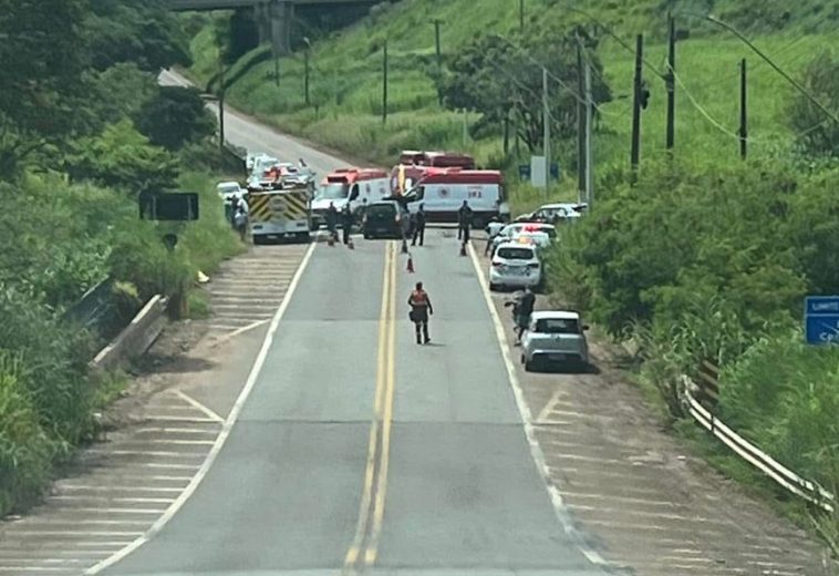 Homem mata ex-companheira a facadas e causa acidente grave na Rodovia Cássio Freitas Levy