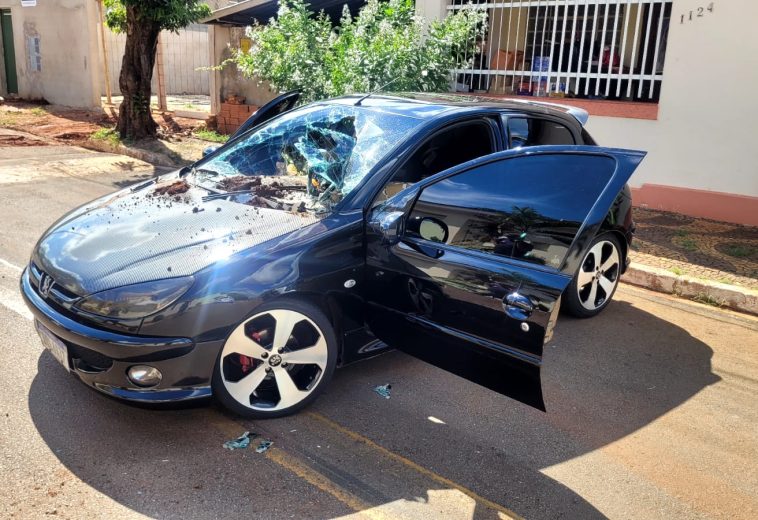 Briga de trânsito vira cena de destruição em Cordeirópolis: Retroescavadeira arrasta carro por vários metros