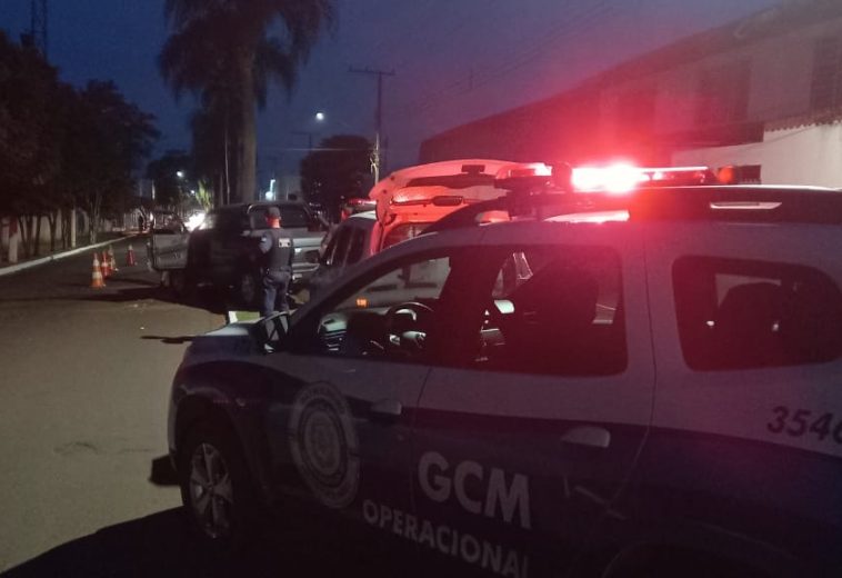 Condutor embriagado perde o controle da direção e colide com coqueiro em Cordeirópolis