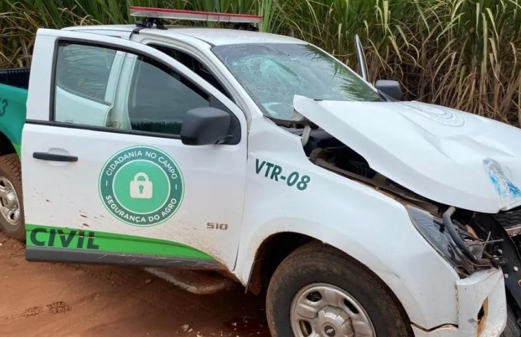Viatura da GCM bate em ônibus em canavial durante patrulhamento em Cordeirópolis