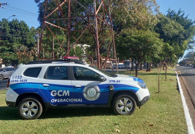 FURTO TRANSMITIDO AO VIVO: Vítima assiste invasão pelo celular e ajuda GCM a prender ladrão