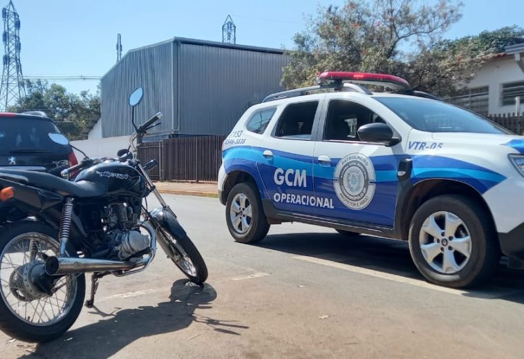 Jovem é preso pela GCM com moto adulterada após manobras perigosas em frente a escola