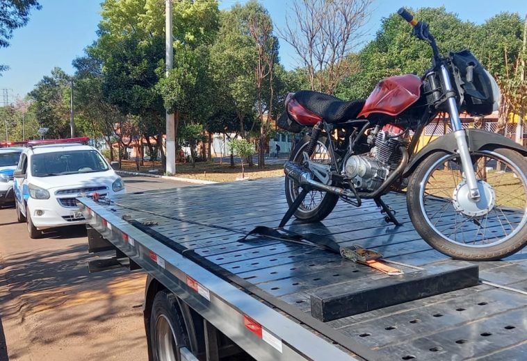 Após ter moto apreendida, jovem vai até base da GCM e a ataca com pedras em Cordeirópolis