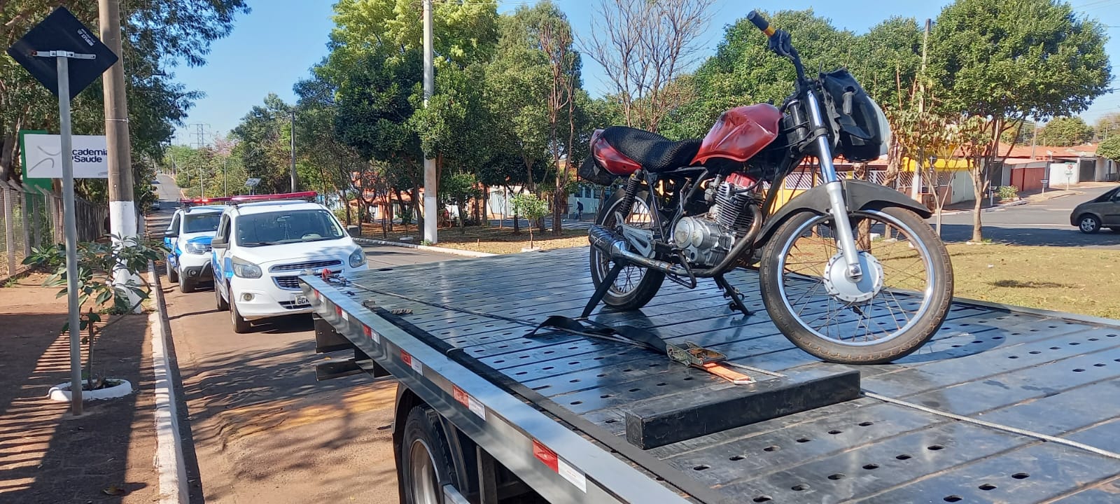 Após ter moto apreendida, jovem vai até base da GCM e a ataca com pedras em Cordeirópolis