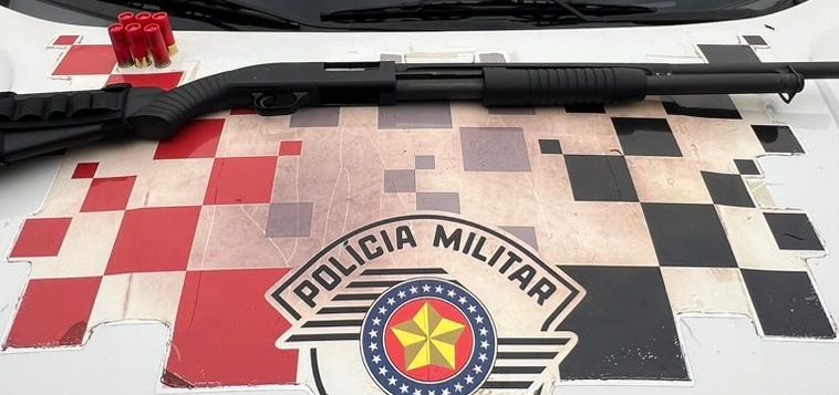 Polícia apreende espingarda calibre 12 em residência de Santa Gertrudes após denúncia de briga