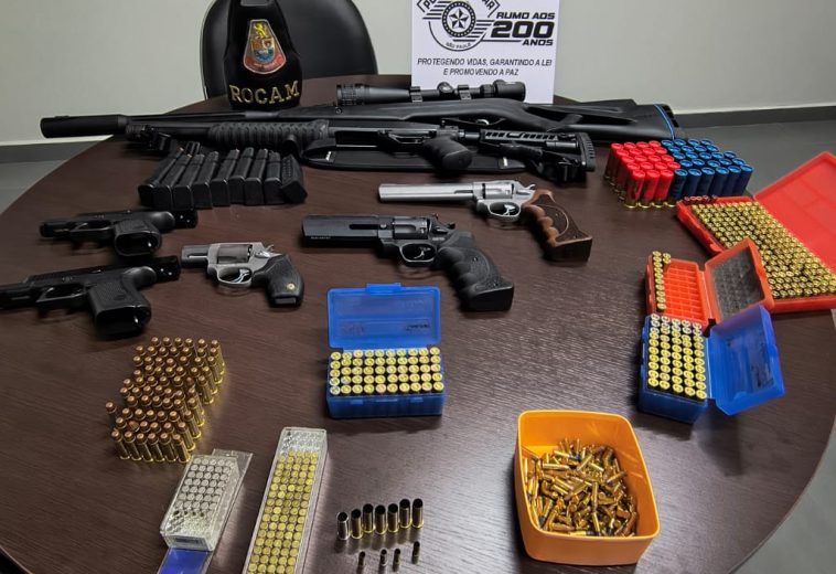 Homem é preso com arsenal de armas após disparos em área central de Leme