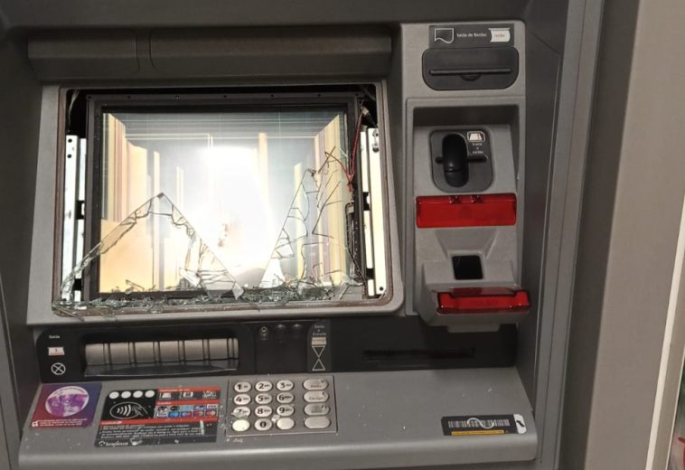 Homem enfurecido após briga familiar destrói caixas eletrônicos em Cordeirópolis
