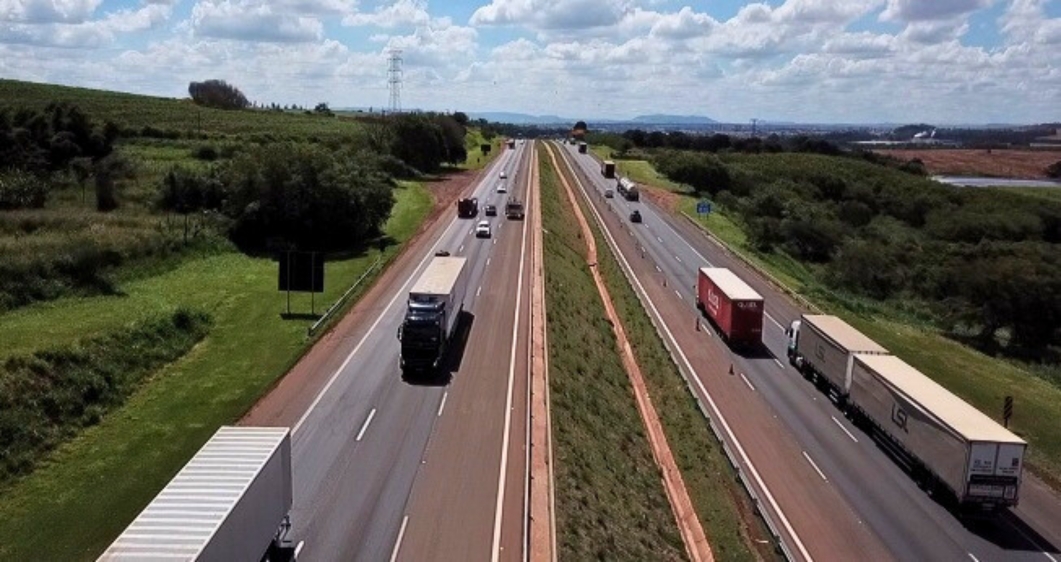 Feriadão promete rodovias lotadas: 2,2 milhões de veículos devem circular pela Eixo SP