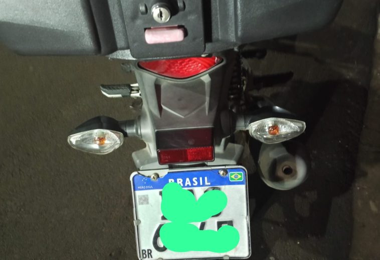 GCM intercepta moto com placa de caminhão na entrada de Cordeirópolis