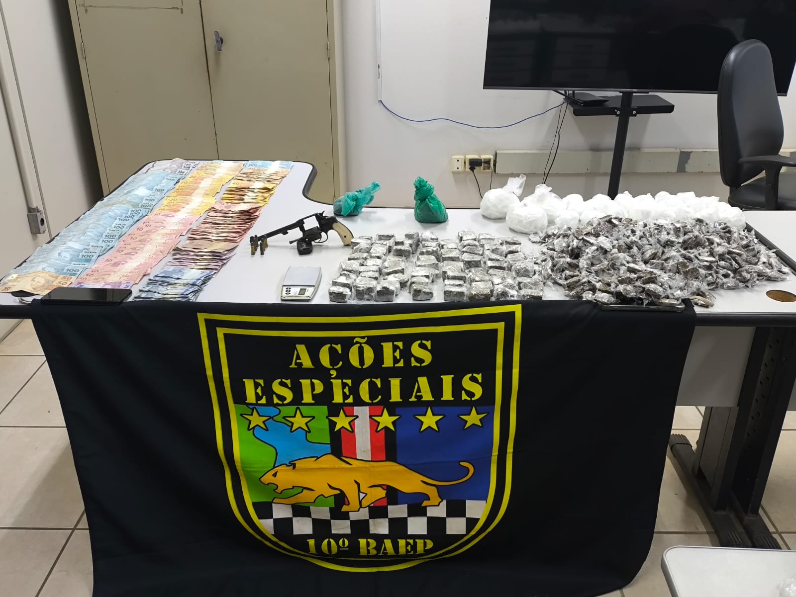 BAR ERA PONTO DE TRÁFICO, ARMA E CAÇA-NÍQUEIS EM ARARAS: SUSPEITO TENTA SUBORNAR POLICIAIS COM R$ 50 MIL E CARRO