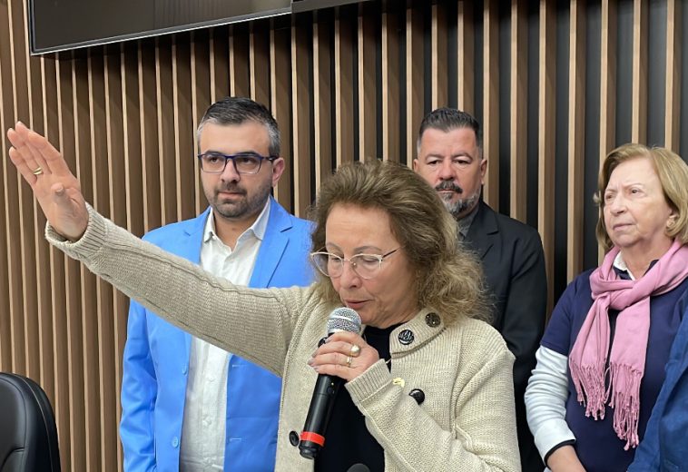Elaine Brambilla toma posse como prefeita e faz história ao se tornar a primeira mulher a comandar Araras